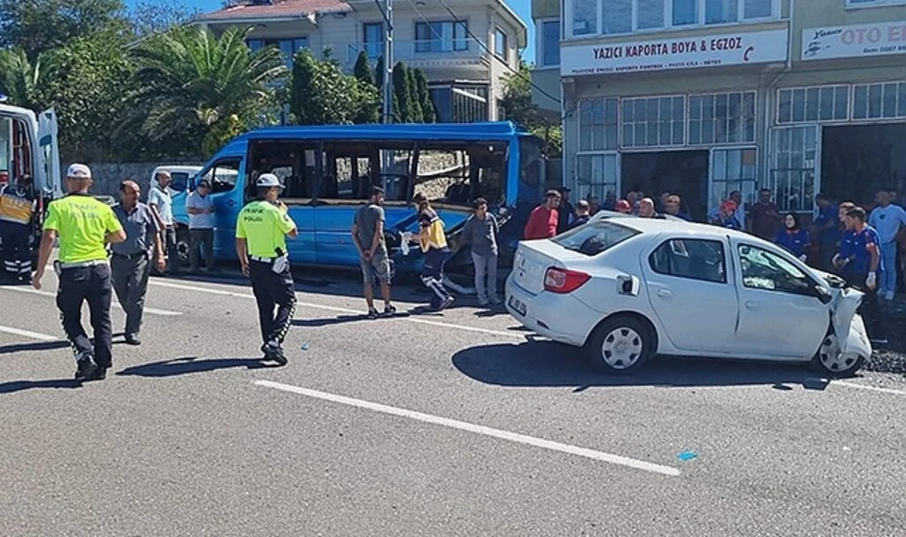 Sinop’ta otomobil minibüse çarptı: 1 ölü