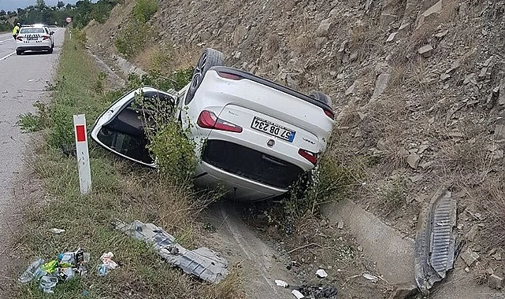 Sinop'ta otomobil su kanalına devrildi: 5 yaralı