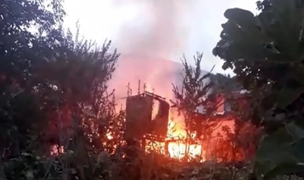 Sinop’ta tek katlı ahşap ev alevlere teslim oldu