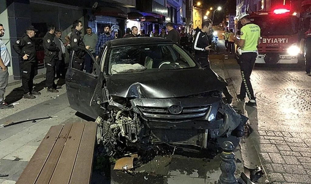 Sinop’ta trafik kazasında cadde savaş alanına döndü: 2 yaralı