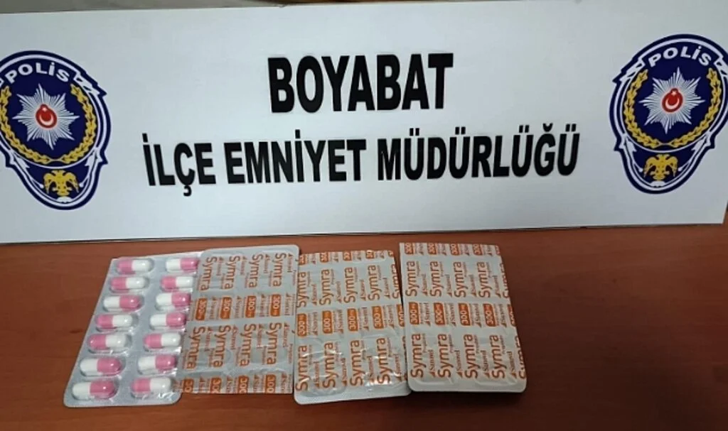 Sinop’ta trafik uygulamasında sentetik ecza hap ele geçirildi
