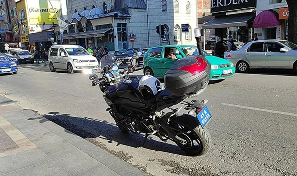  Sipariş götüren motokurye önündeki araca çarptı