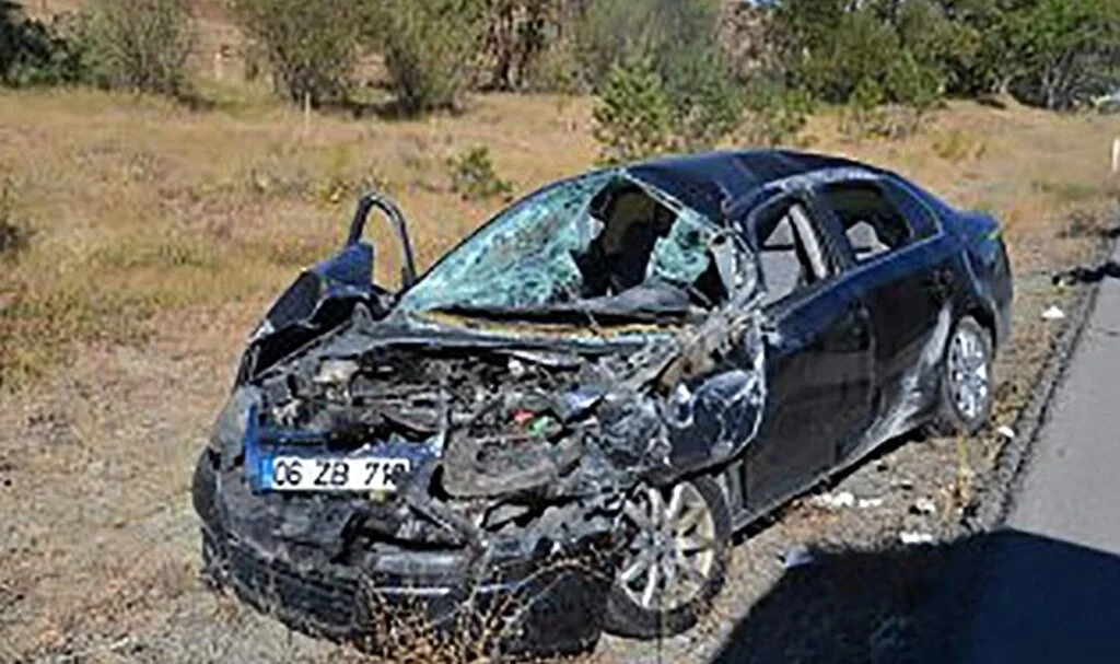 Sivas’ta tıra çarpan otomobil hurdaya döndü: 5 yaralı