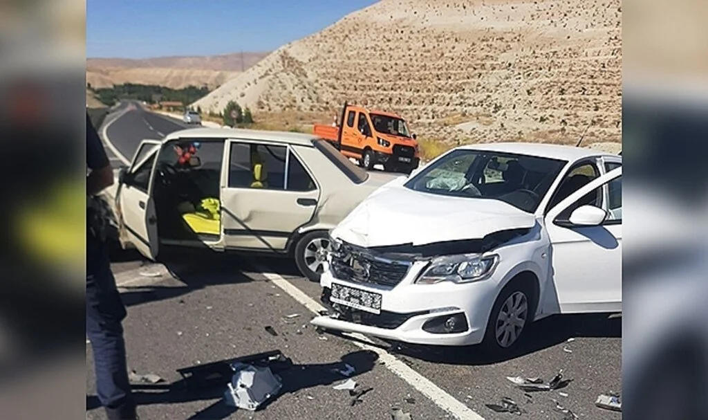 Sivas’ta tıra çarpan otomobil hurdaya döndü: 5 yaralı