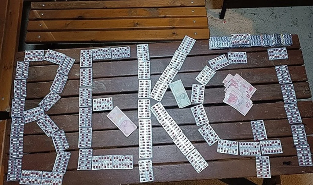  Siyah poşetin içerisinden binin üzerinde sentetik hap çıktı