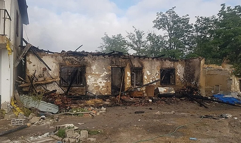 Sobadan çıkan yangında müstakil ev küle döndü
