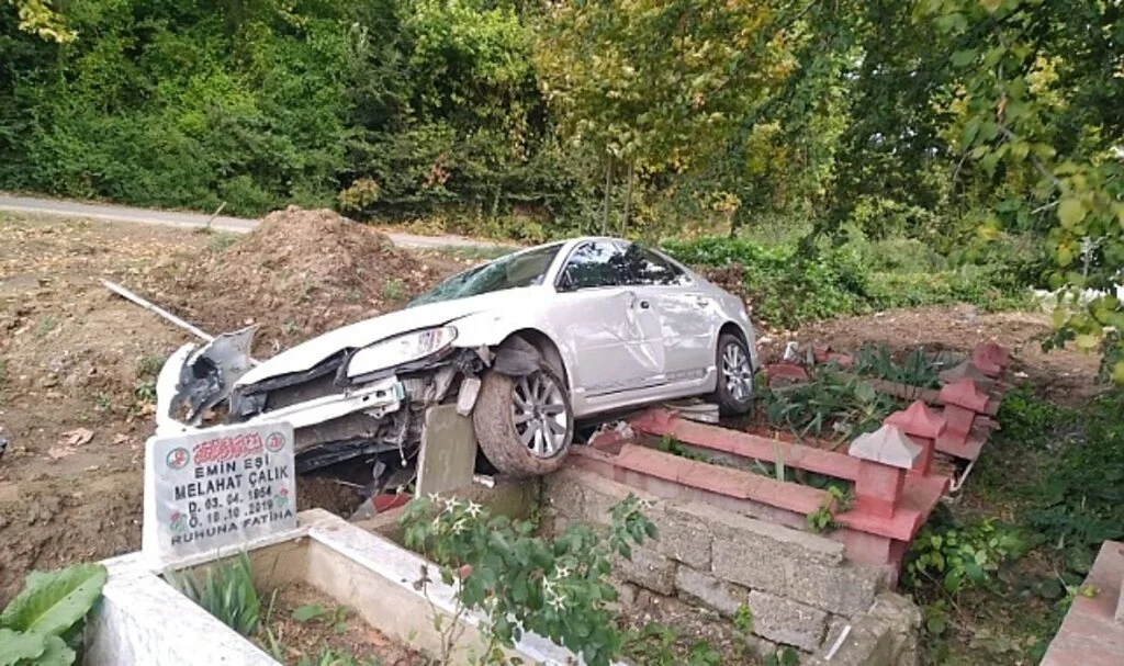 Şoförü neye uğradığını şaşırdı, yoldan çıkan otomobil mezarlığa saplandı