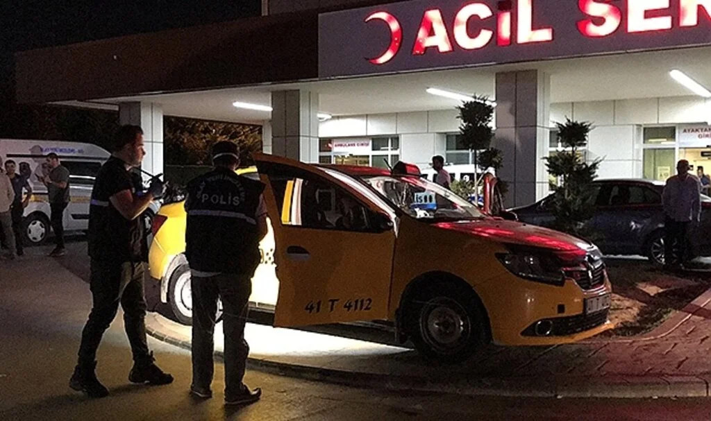 Sokak ortasında bıçaklandılar, taksi tutup hastaneye gittiler