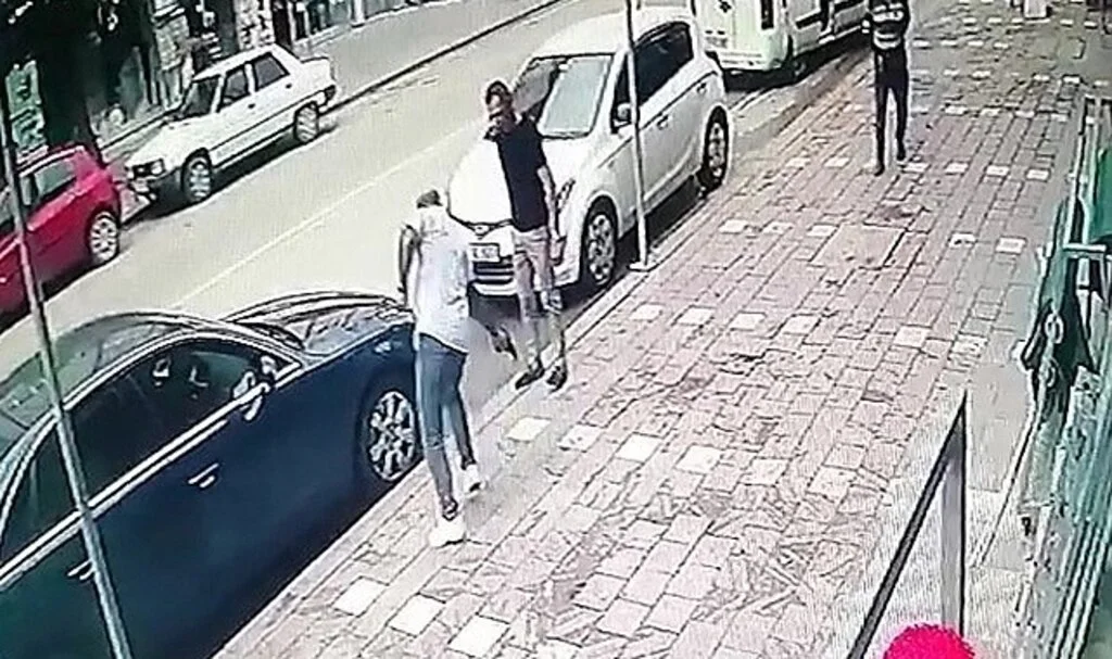 Sokak ortasında silahla dehşet saçmıştı, yakayı ele verdi