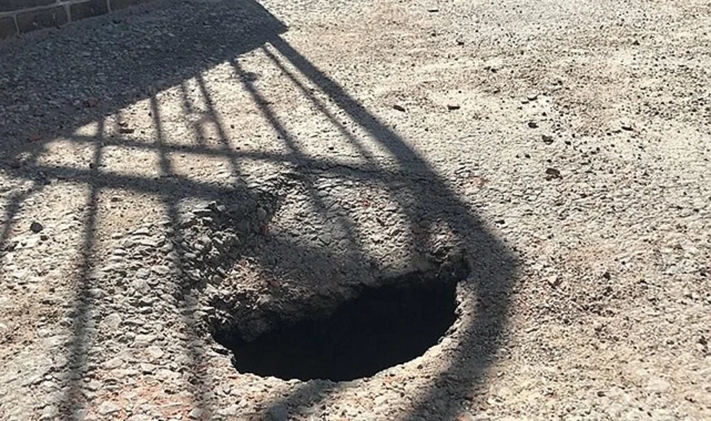 Sokak ortasındaki çukur korkutuyor