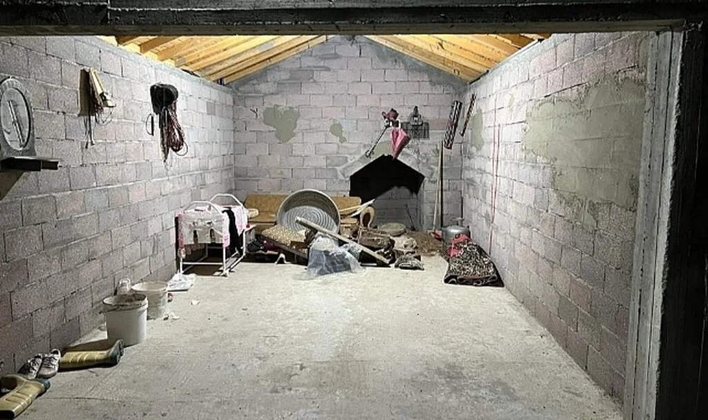 Şöminenin toprak zeminine gömülü 9 kilo 750 gram esrar ele geçirildi