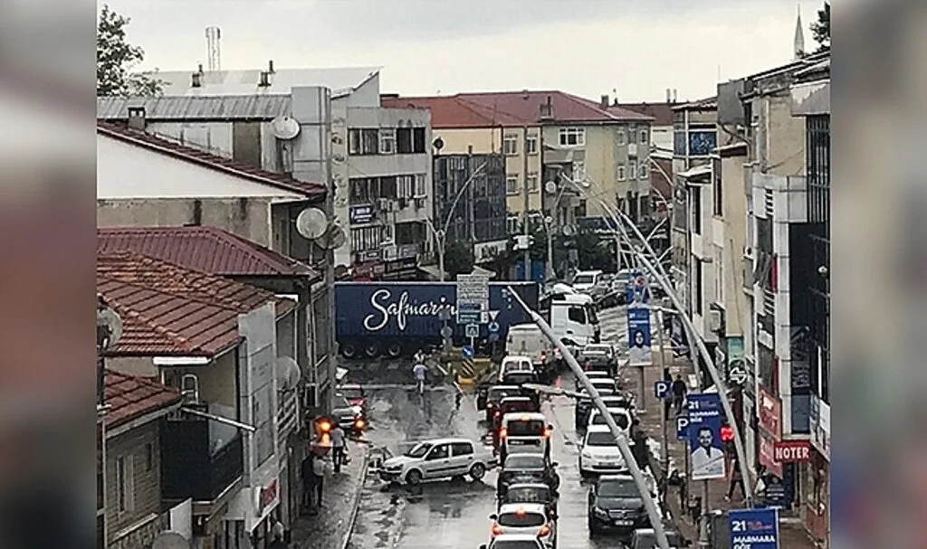 Sorumsuz tır şoförü trafiği kilitledi