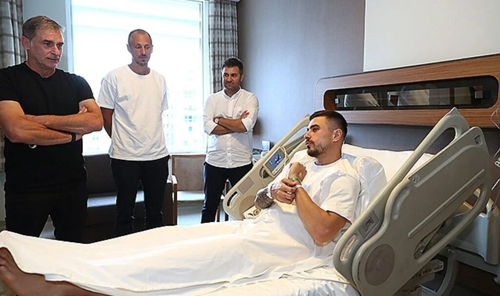 Stefan Kuntz, sol dizinden operasyon geçiren Dorukhan Toköz'ü ziyaret etti