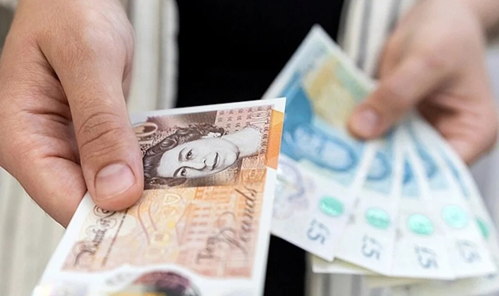 Sterlin, dolar karşısında 37 yılın en düşük seviyesinde