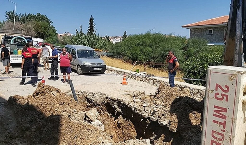 Su arızasını giderirken göçük altında kaldılar