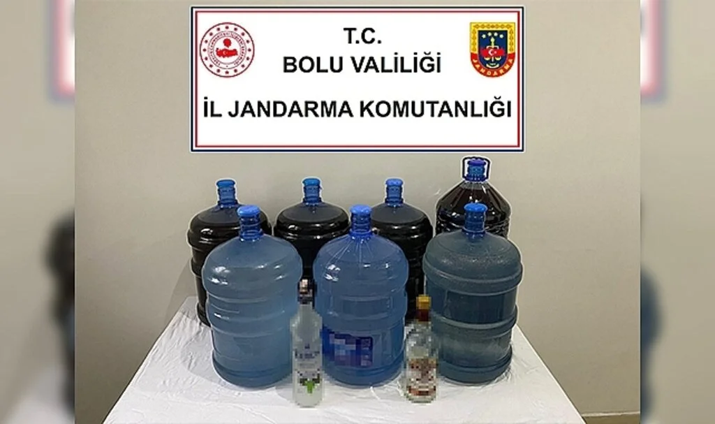 Su bidonuna doldurduğu kaçak içkileri satarken suçüstü yakalandı