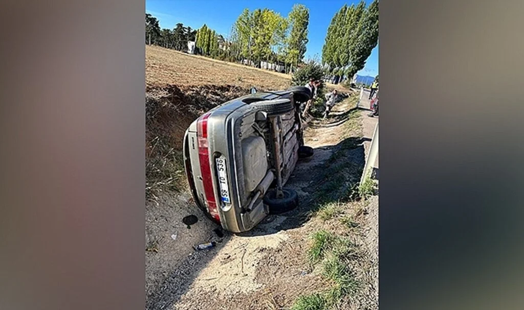 Su kanalına devrilen otomobilin sürücüsü yaralandı