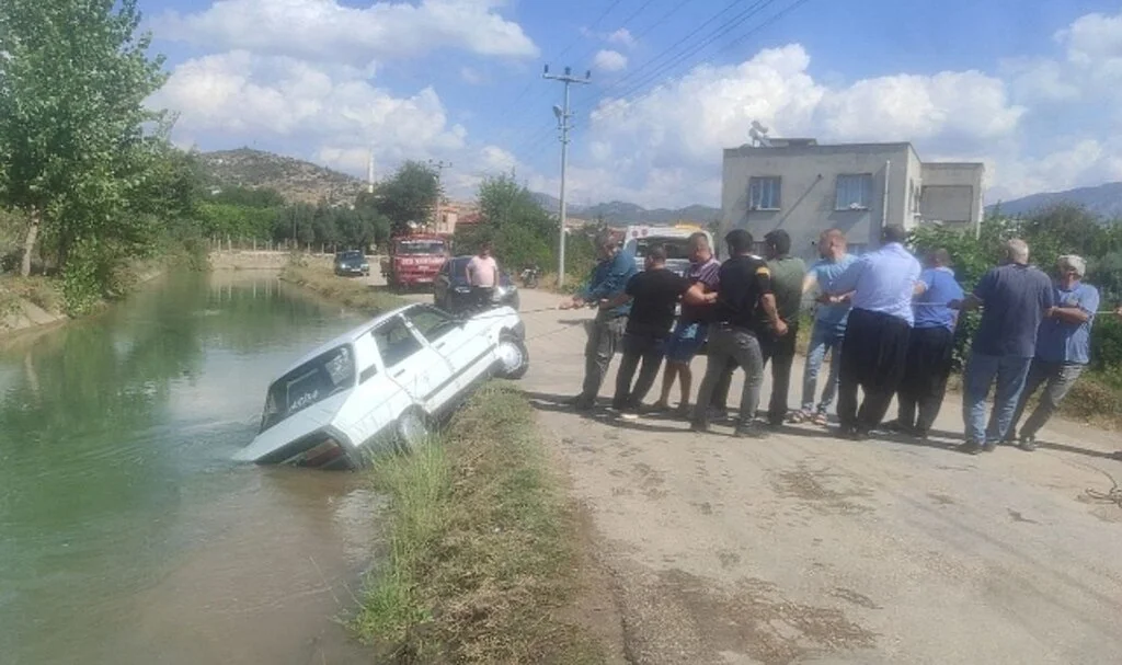 Sulama kanalına düşen otomobili kurtarma operasyonu: Vatandaşlar seferber oldu