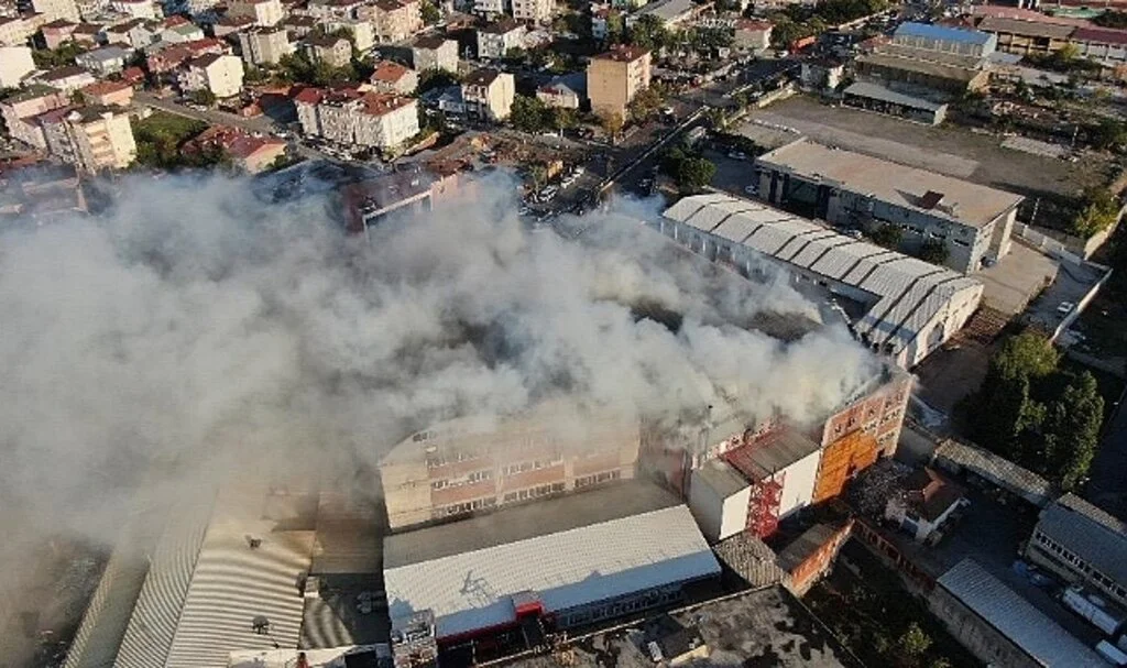 Sultanbeyli’de çelik tencere fabrikası alevlere teslim oldu