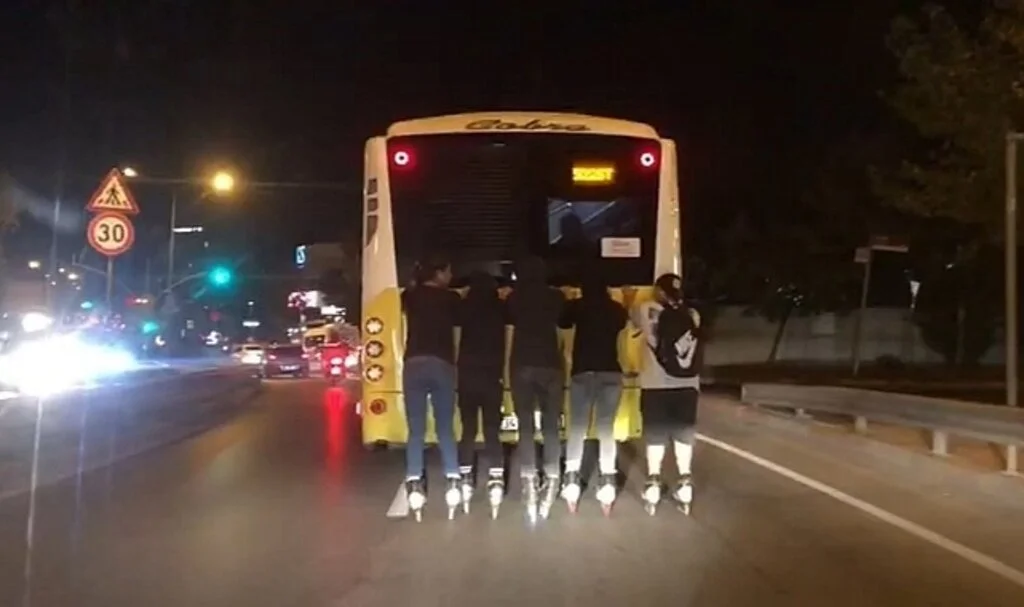 Sultanbeyli'de trafikte tehlikeli oyun