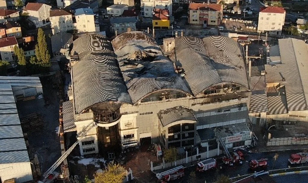 Sultanbeyli’de yanan fabrikadaki hasar gün ağarınca ortaya çıktı