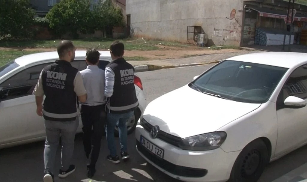 Sultanbeyli'de 'zincir' operasyonunda depo baskını: 3 gözaltı