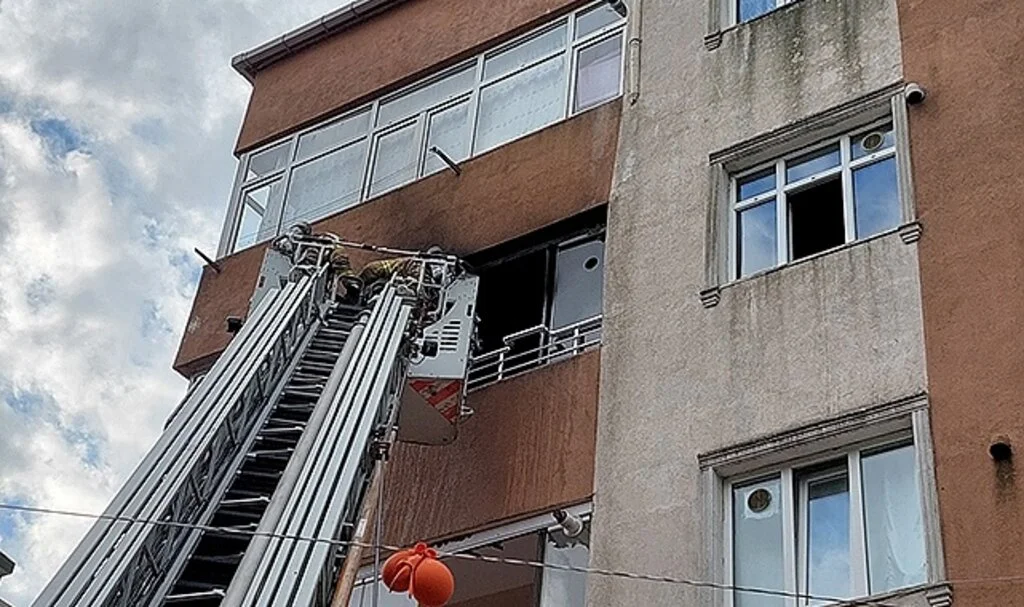 Sultangazi’de kombi bomba gibi patladı