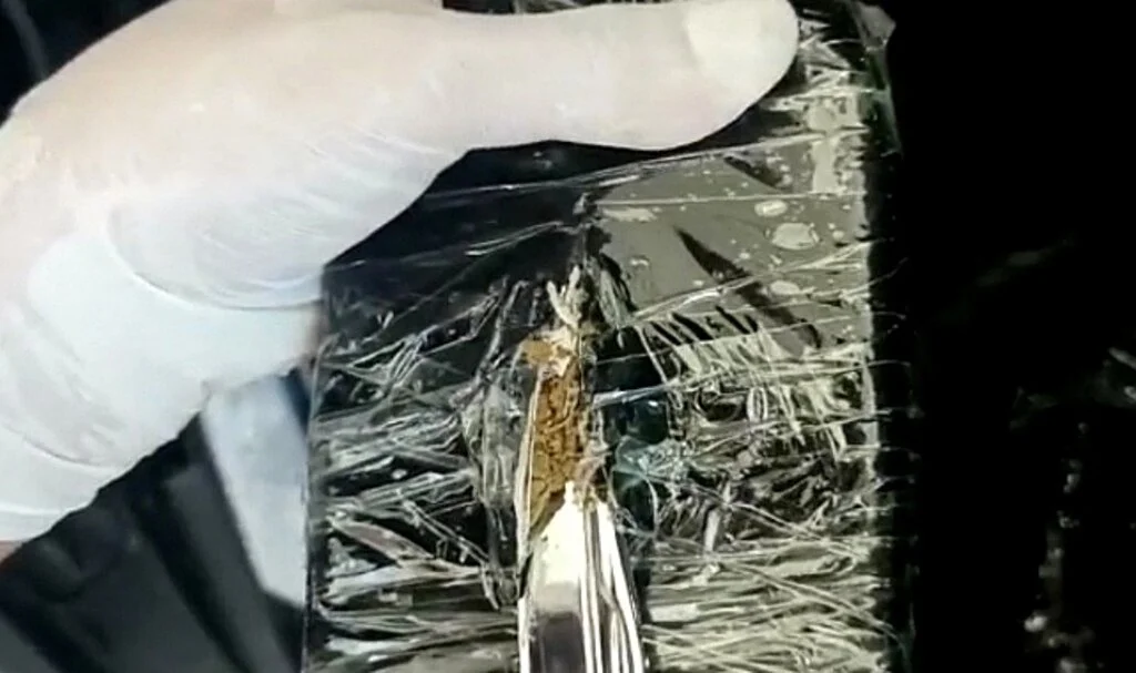 Şüphe üzerine durdurulan minibüste 12 kilo esrar ele geçirildi