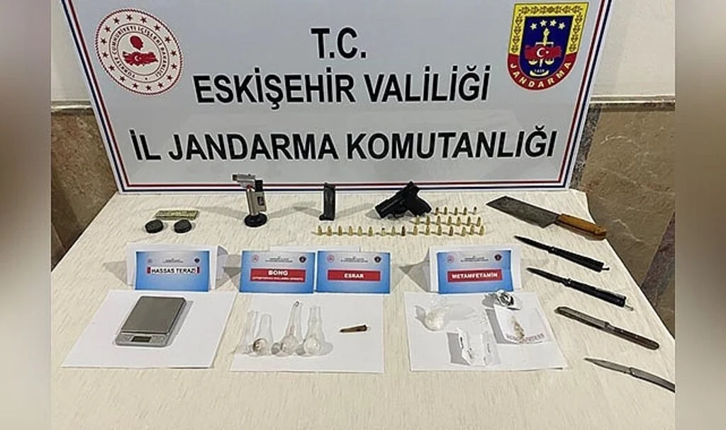 Şüpheli araçta silah ve çok sayıda uyuşturucu madde bulundu