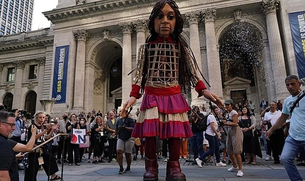 Suriyeli çocukların sesini dünyaya duyuran 3,5 metrelik "Küçük Emel" New York'ta