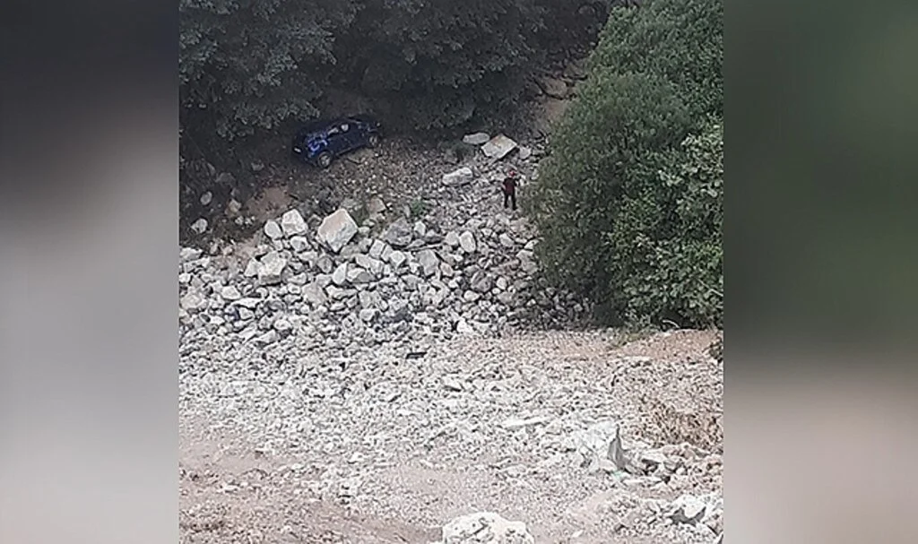 Sürücü fotoğraf çekmek için indi, cip uçuruma yuvarlandı: 1 ölü