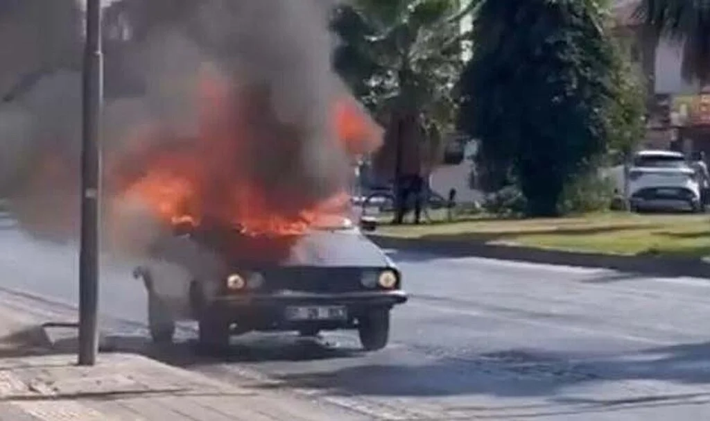 Sürücü sigara içerken otomobili de kendini de yaktı