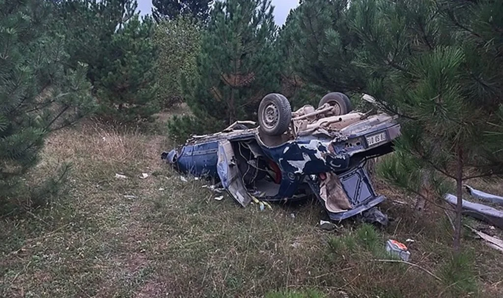 Sürücüsünün direksiyon hakimiyetini kaybettiği araç devrildi