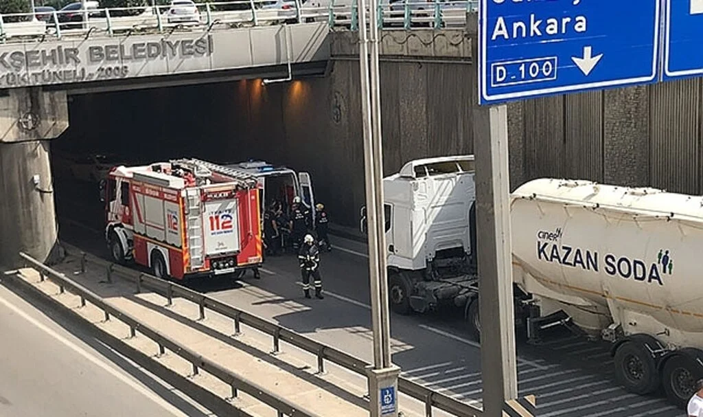 Sürücüyü sıkıştığı yerden çıkaran itfaiyeye, çocuklardan alkışlı destek