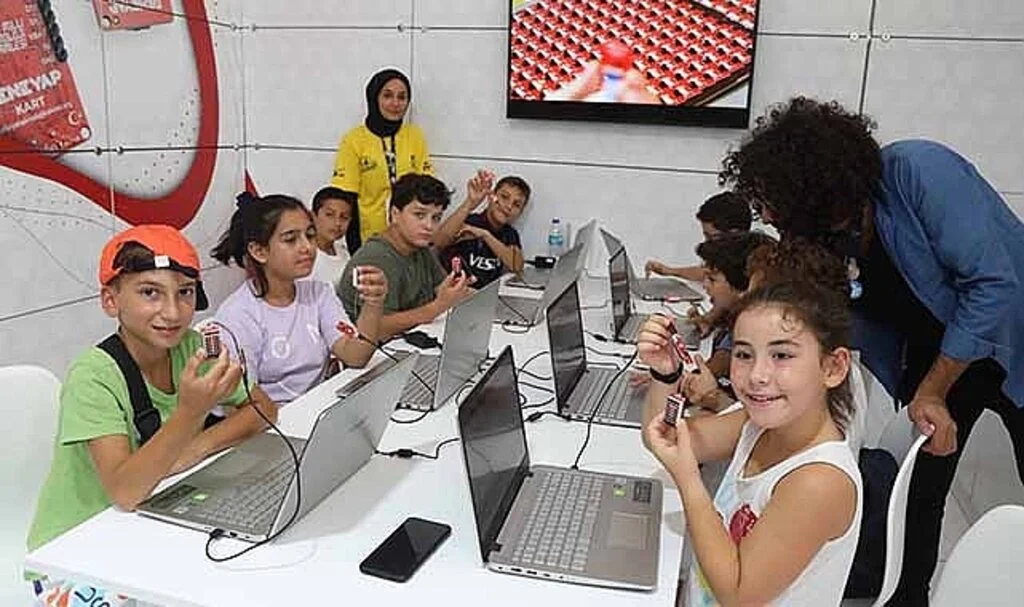 T3 Vakfı'nın TEKNOFEST KARADENİZ'deki atölyelerinde 30 bin çocuk eğitim aldı