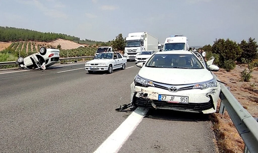 TAG Otoyolunda iki otomobil çarpıştı: 5 yaralı