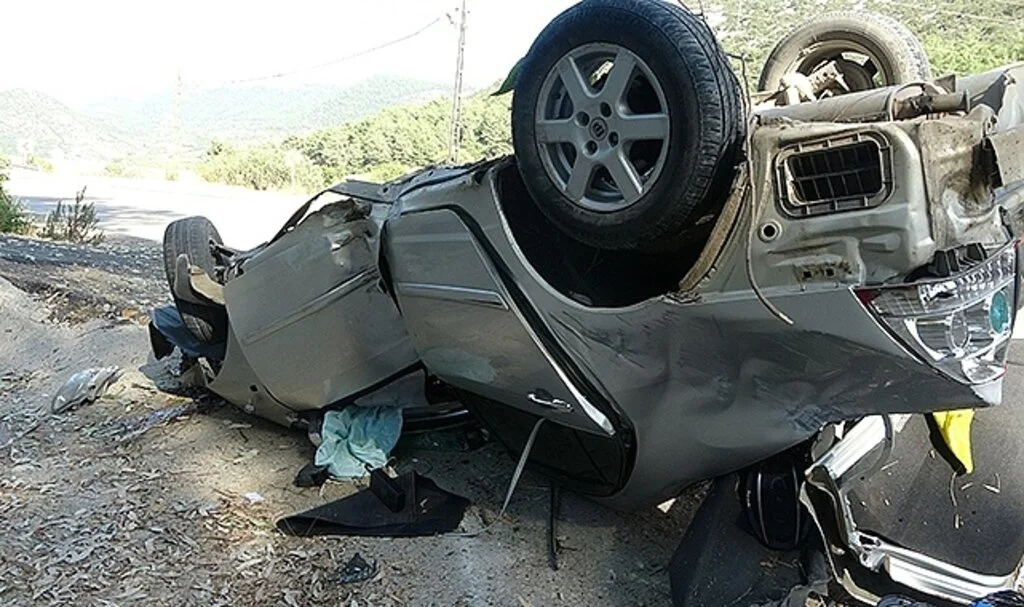 Takla atan otomobilin sürücüsü yaralı kurtuldu