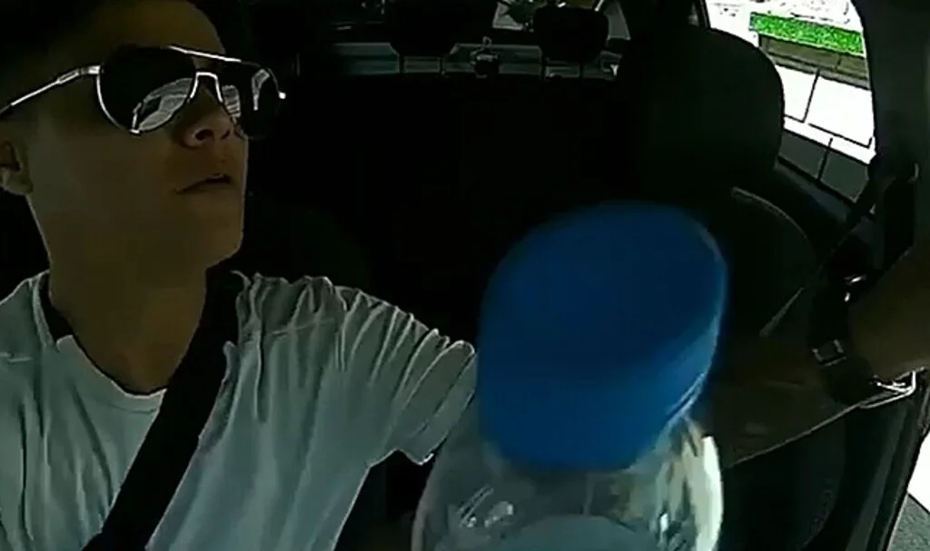 Taksinin güneşliğindeki parayı çaldı, fark edildiğini anlayınca kaçtı