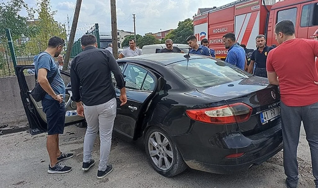 Tansiyonu düşen sürücü bahçe duvarına çarpıp otomobilde sıkıştı