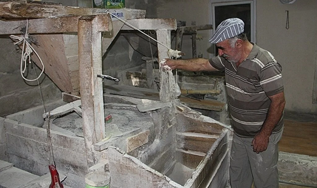 Tarihi değirmenin taşları 150 yıldır dönüyor