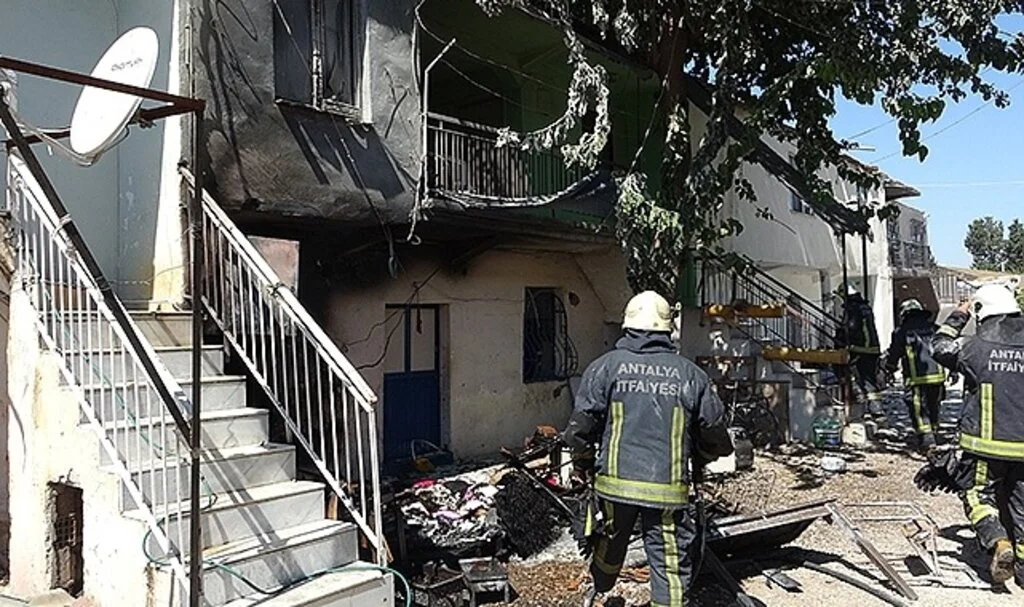 Tarım işçilerinin kaldığı ev çıkan yangında kullanılamaz hale geldi