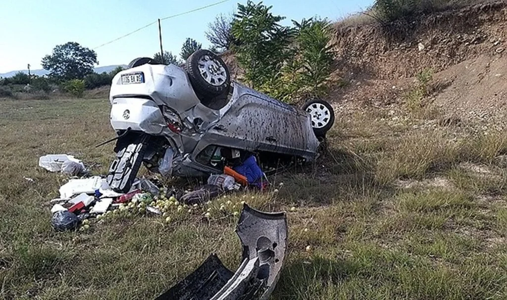 Tarlaya uçan otomobilden burunları bile kanamadan çıktılar