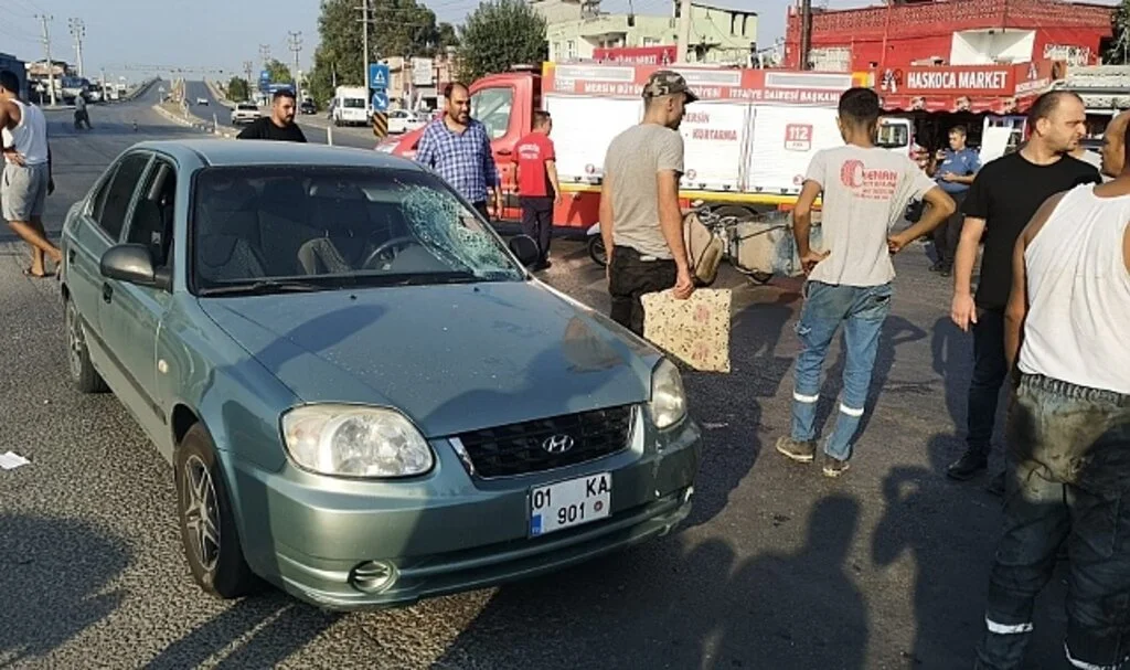 Tarsus’ta otomobille çarpışan motosikletli yaralandı