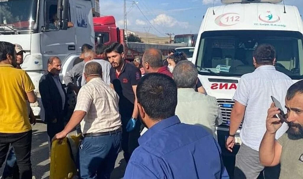 Tatvan’da feci kaza: Önce araç çarptı ardından tırın altında kaldı