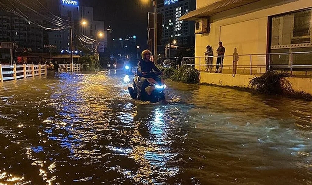 Tayland 20 yılın en şiddetli muson yağmurlarıyla mücadele ediyor