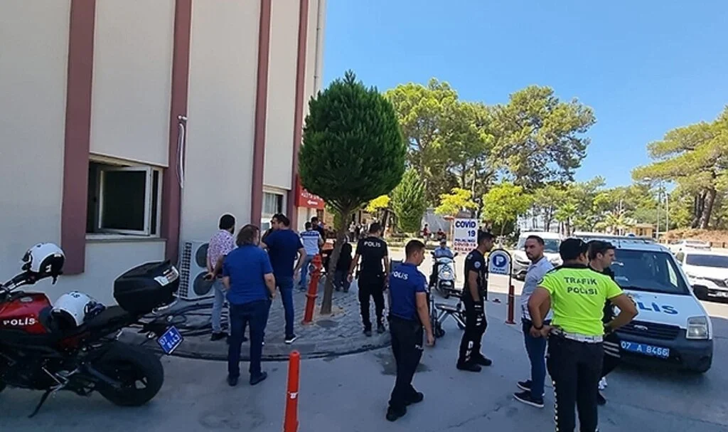Tedavi için hastaneye gelen husumetlilerini bıçaklayan kadın tutuklandı