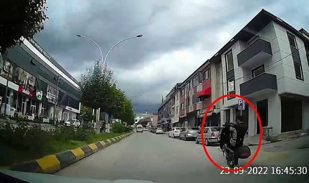 Tek teker giden motorcu tehlike saçtı, o anlar araç kamerasında