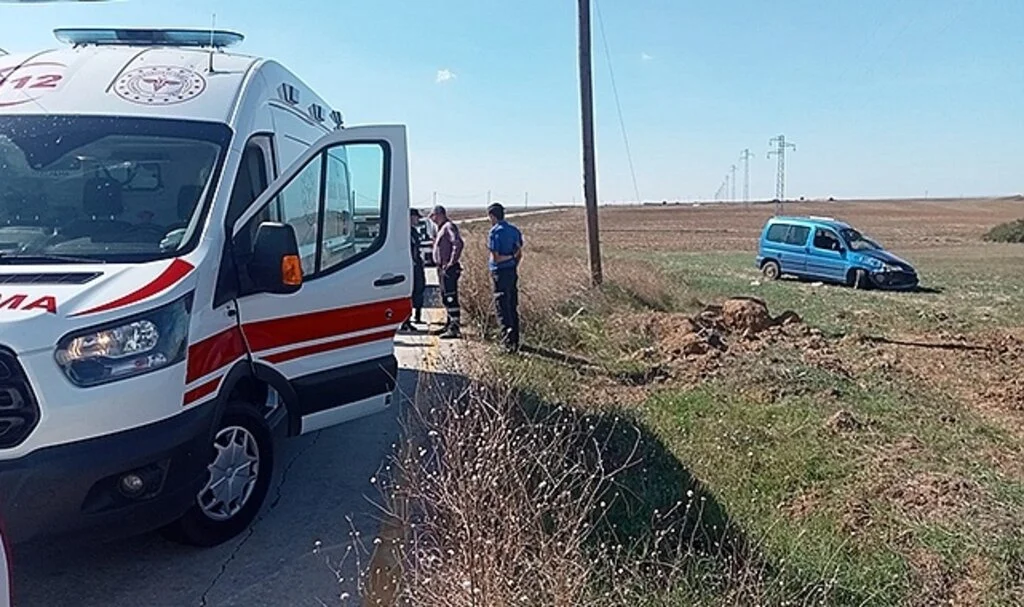 Tekirdağ'da hafif ticari araç tarlaya uçtu: 2 yaralı