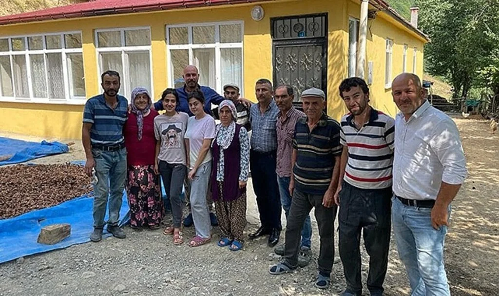 Tekkeköy Belediye Başkanı Hasan Togar yangın mağduru ailevi sevindirdi