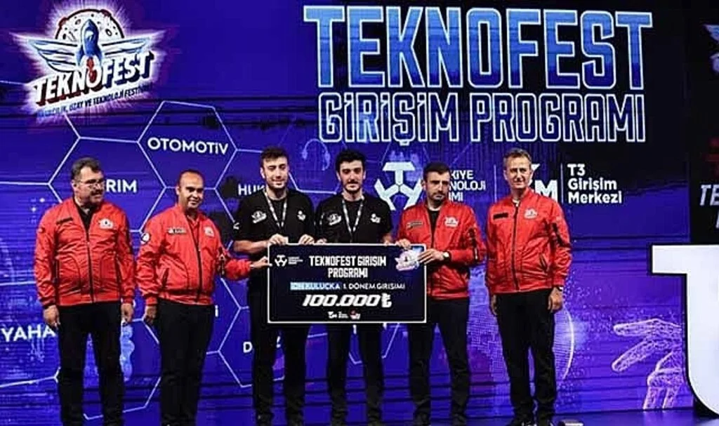 Teknofest’te Türkiye’nin ilk büyük ölçekli teslimat robotu ödüllendirildi